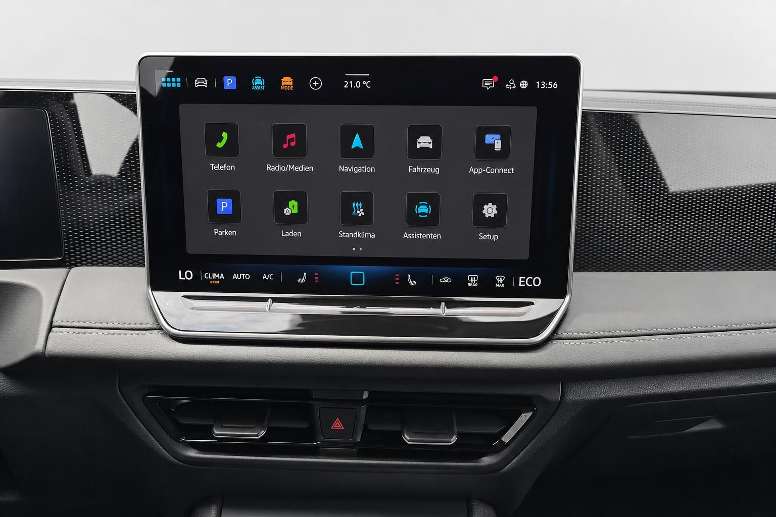 Touchscreen Infotainmentsystem im VW mit Navigations- und Klimamenue