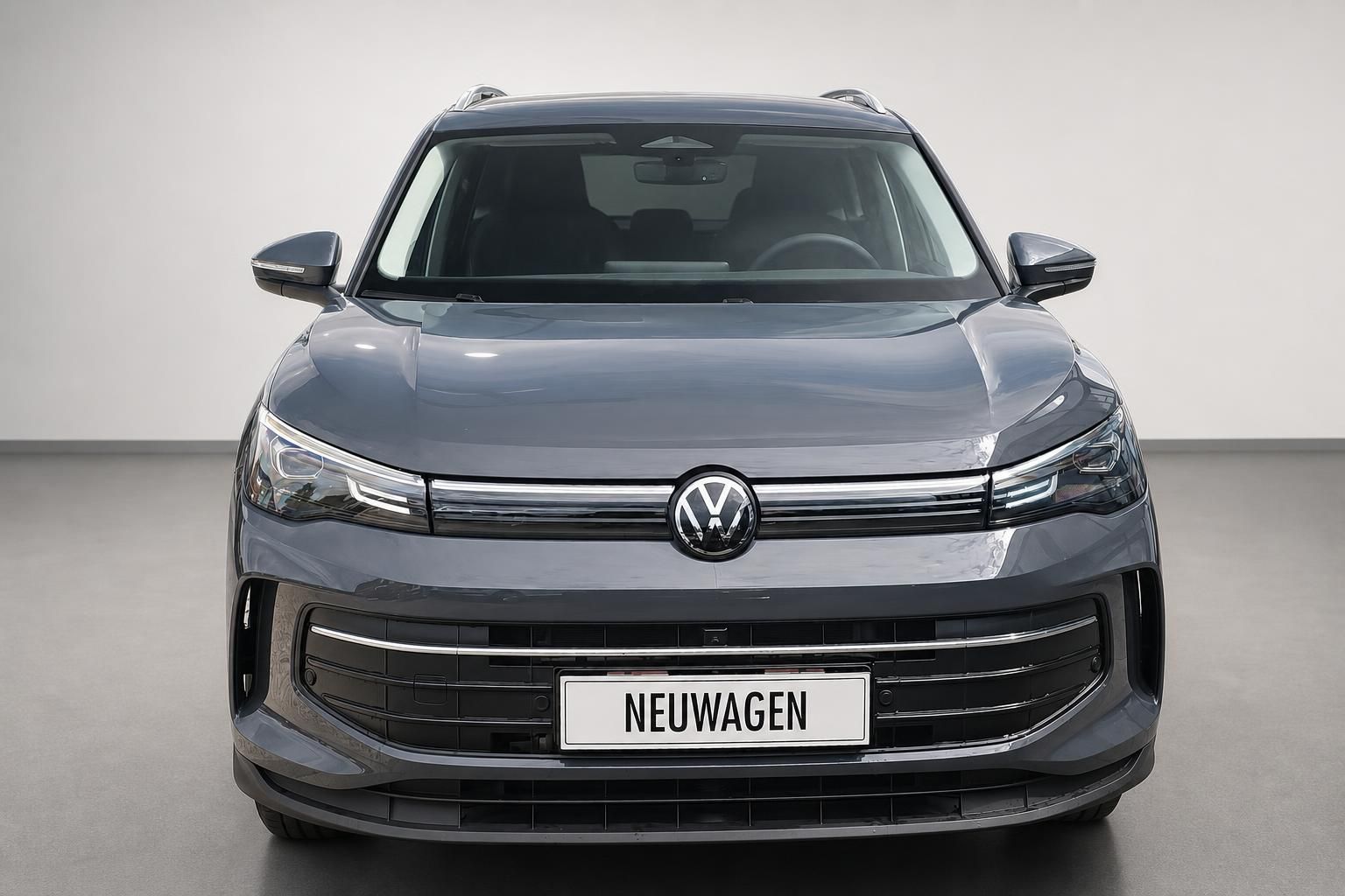 VW Tiguan grau Frontansicht mit Kennzeichenhalter Neuwagen