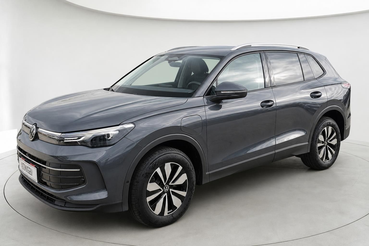 VW Tiguan grau Seitenansicht schraeg im Showroom