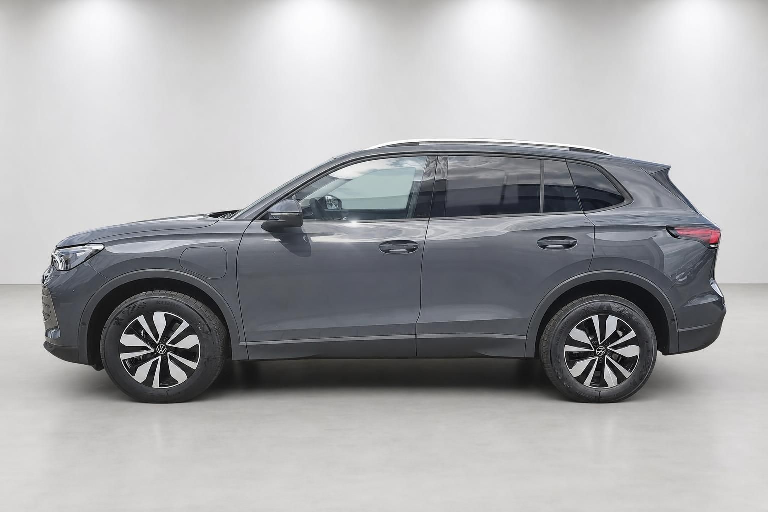VW Tiguan grau Seitenansicht komplett im Studio