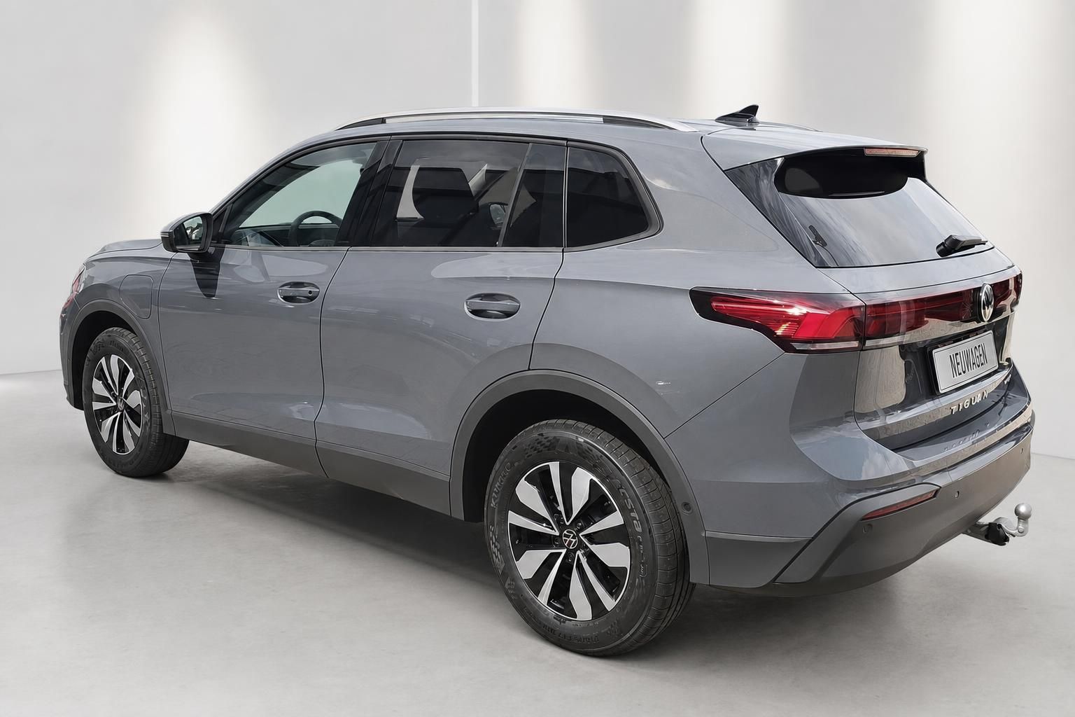 VW Tiguan grau Heckansicht schraeg mit Anhaengerkupplung