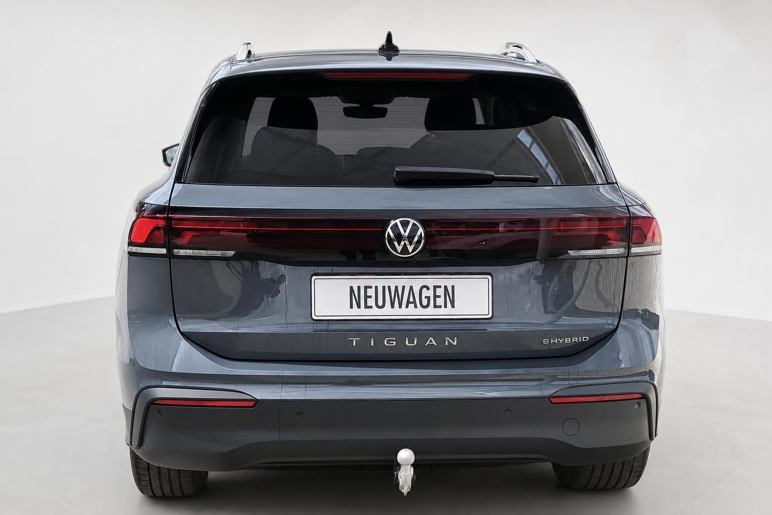 VW Tiguan eHybrid grau-blau Heckansicht mit Anhaengerkupplung