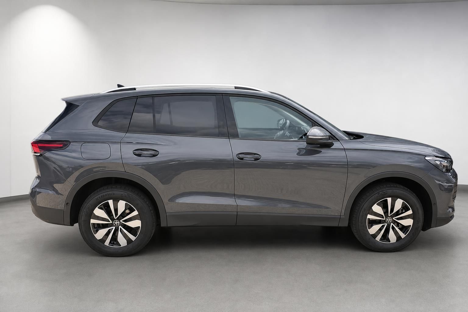VW Tiguan Seitenansicht in Grau mit Leichtmetallfelgen