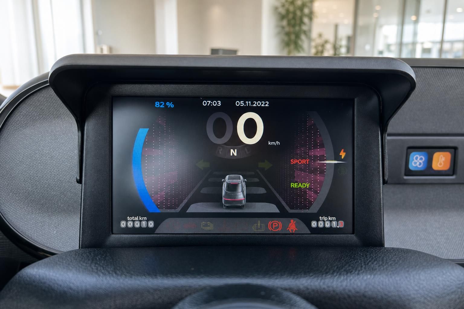 Digitales Display mit Fahrzeugdaten, Geschwindigkeit 0 km/h und 82% Batterieladestand
