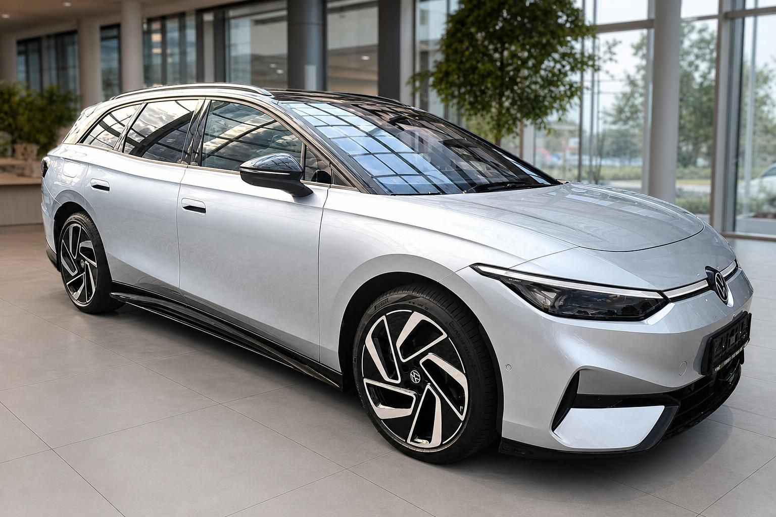 VW ID.7 Tourer Silber Frontansicht schräg links im Autohaus – Elektro-Kombi Neuwagen
