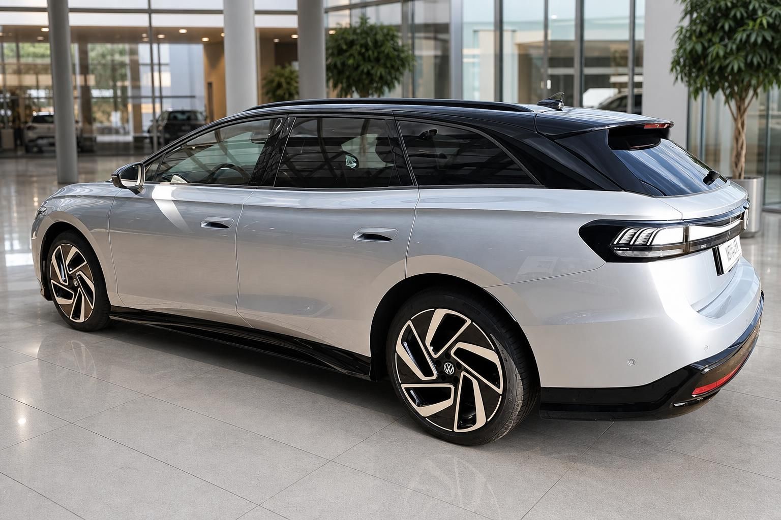 VW ID.7 Tourer silber Heckansicht schräg im Showroom – Elektro-Kombi