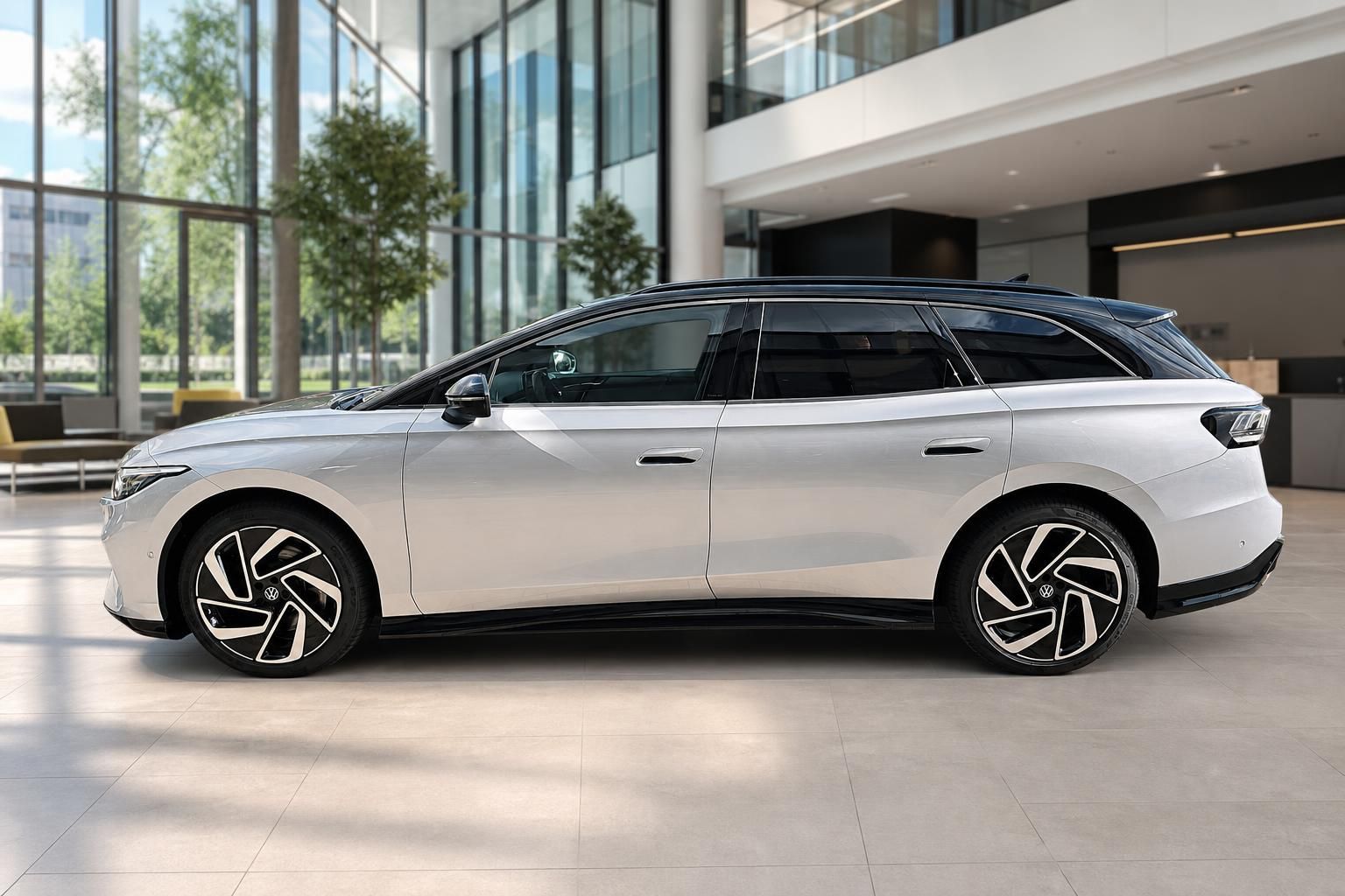 VW ID.7 Tourer weiss Seitenansicht im Autohaus – Elektro-Kombi von Volkswagen