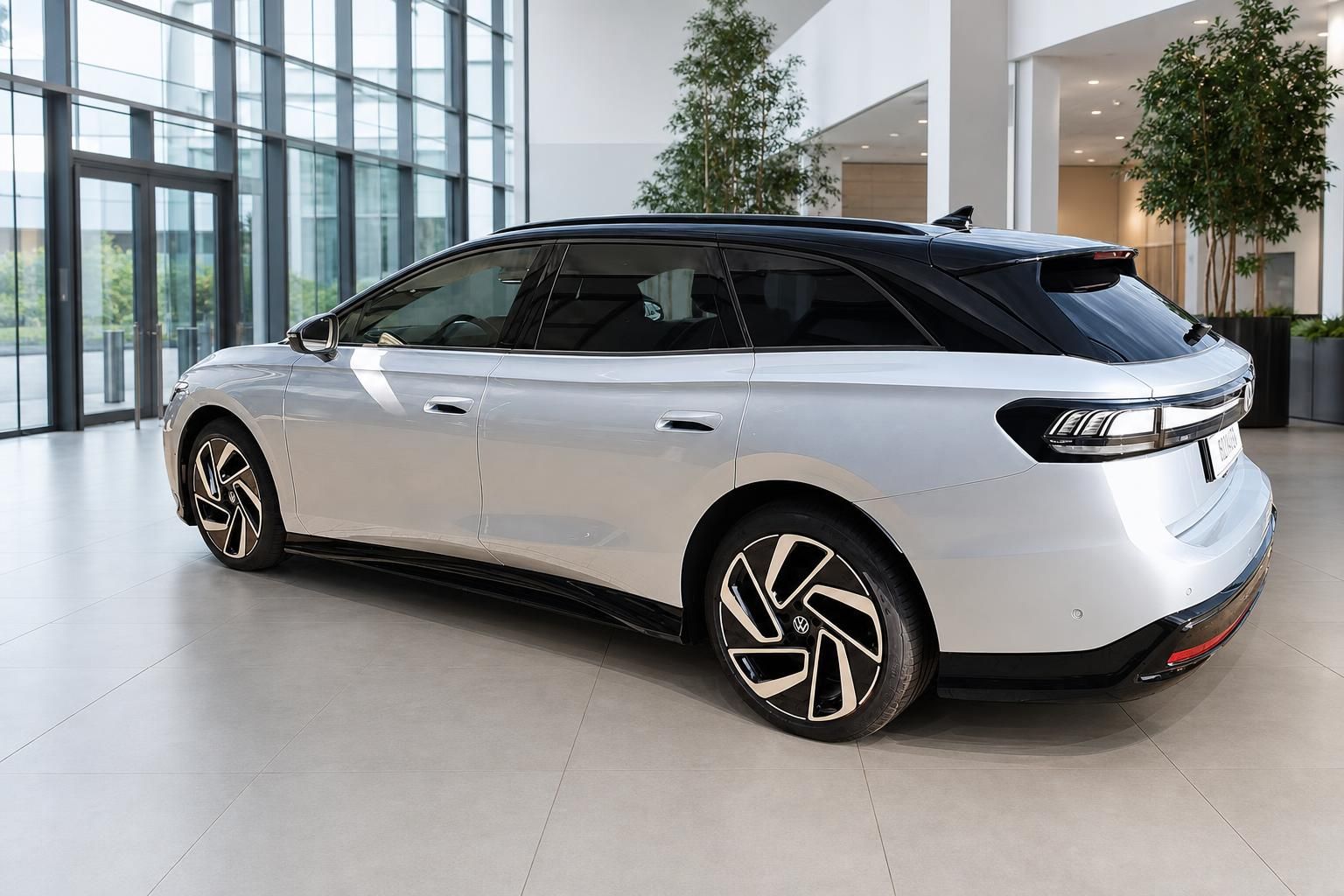Volkswagen ID.7 Tourer Silber Heck-Seitenansicht rechts im Showroom – Elektrokombi