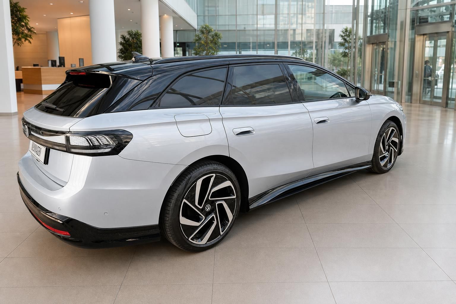 VW ID.7 Tourer Silber Heck-Seitenansicht links im Autohaus – Elektrokombi 2024