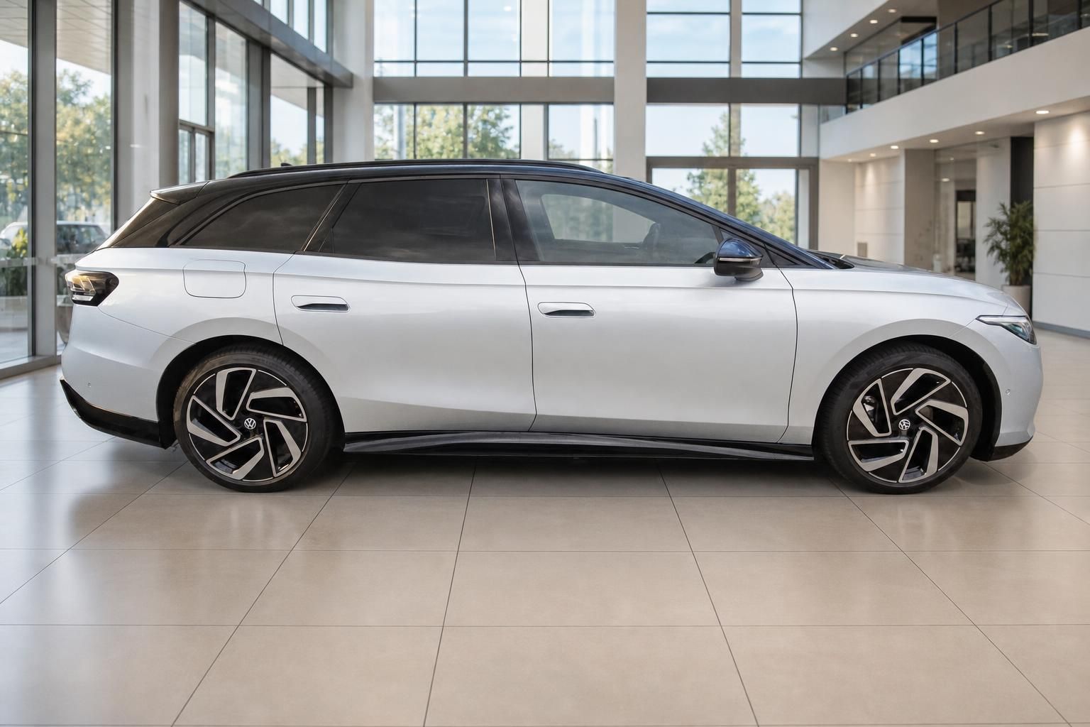 Volkswagen ID.7 Tourer Weiß Seitenansicht im Showroom – Elektro-Kombi Neuwagen