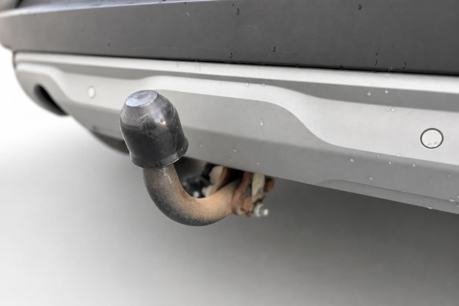 Nahaufnahme der Anhaengerkupplung am Heckstossfaenger eines Renault