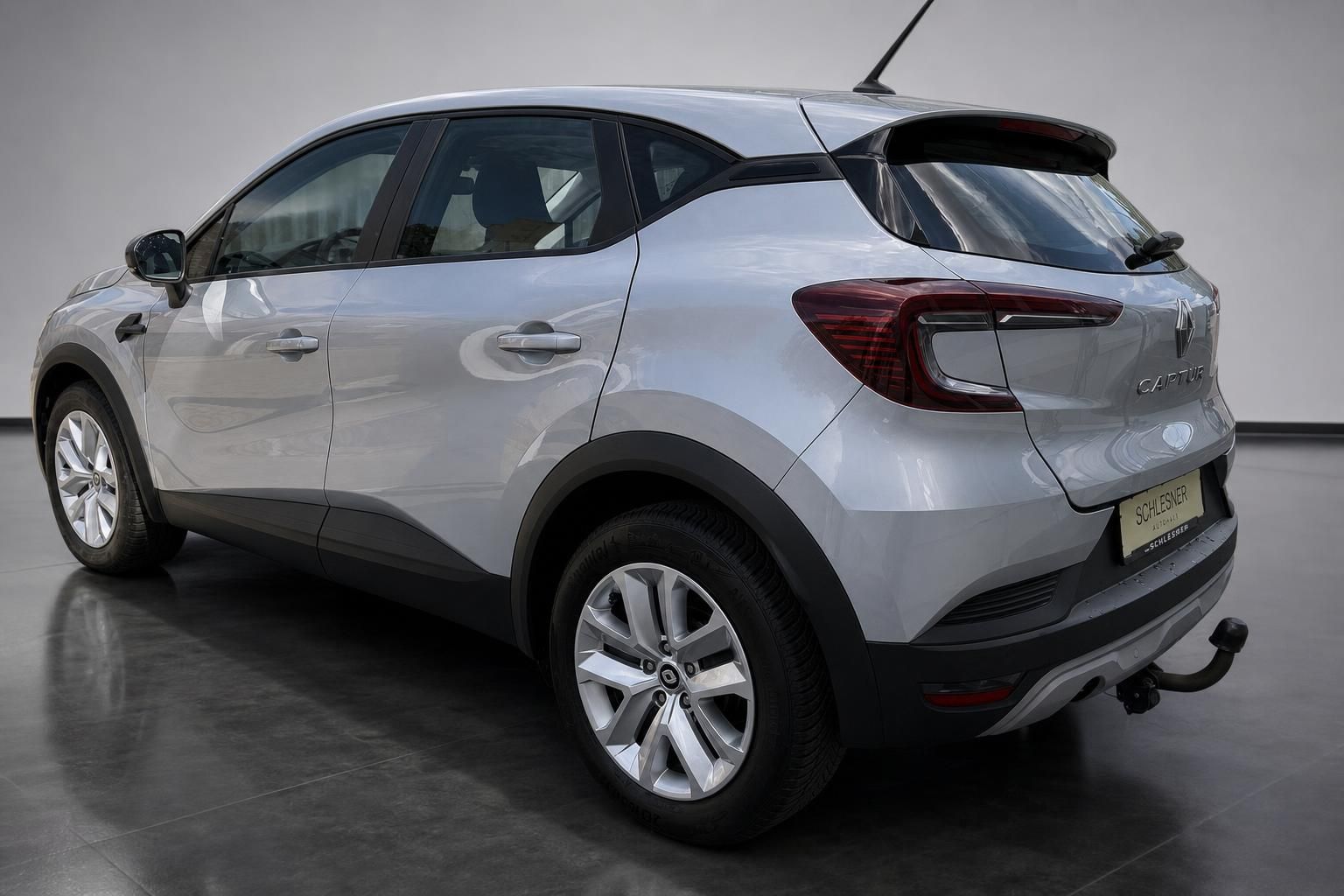 Renault Captur silber Heckansicht mit Anhaengerkupplung im Studio