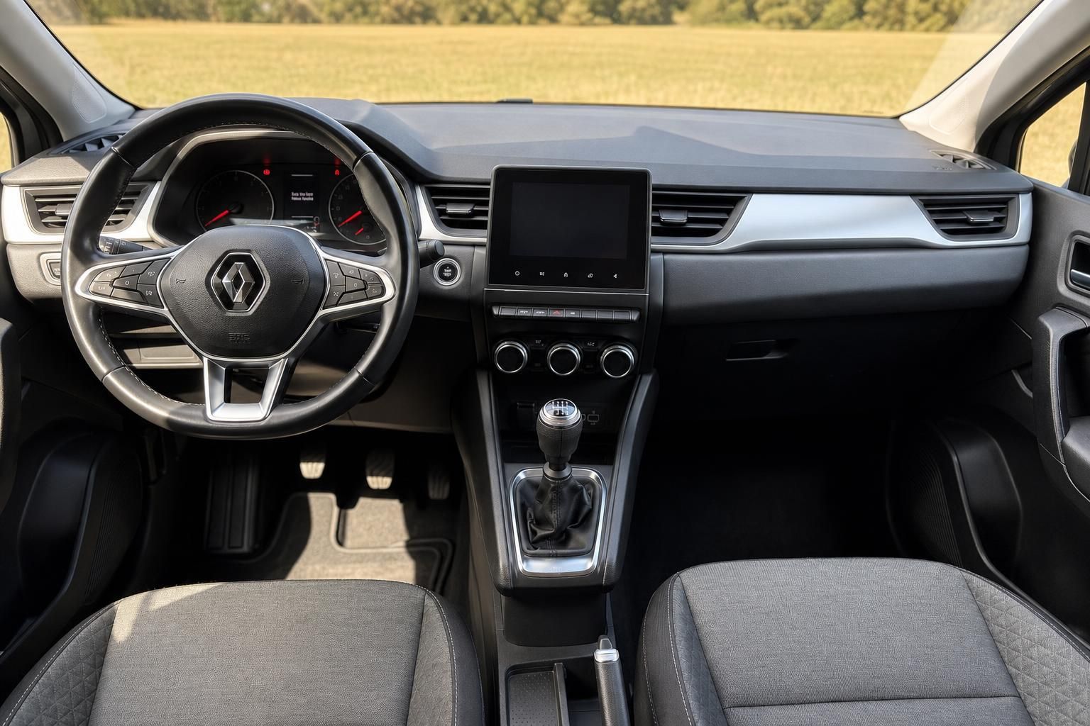 Renault Innenraum mit Cockpit, Lenkrad und Multimedia-Display