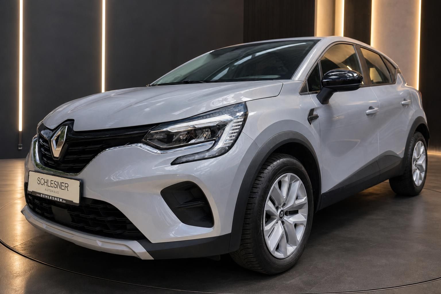 Renault Captur silber SUV Seitenansicht vorne im Showroom