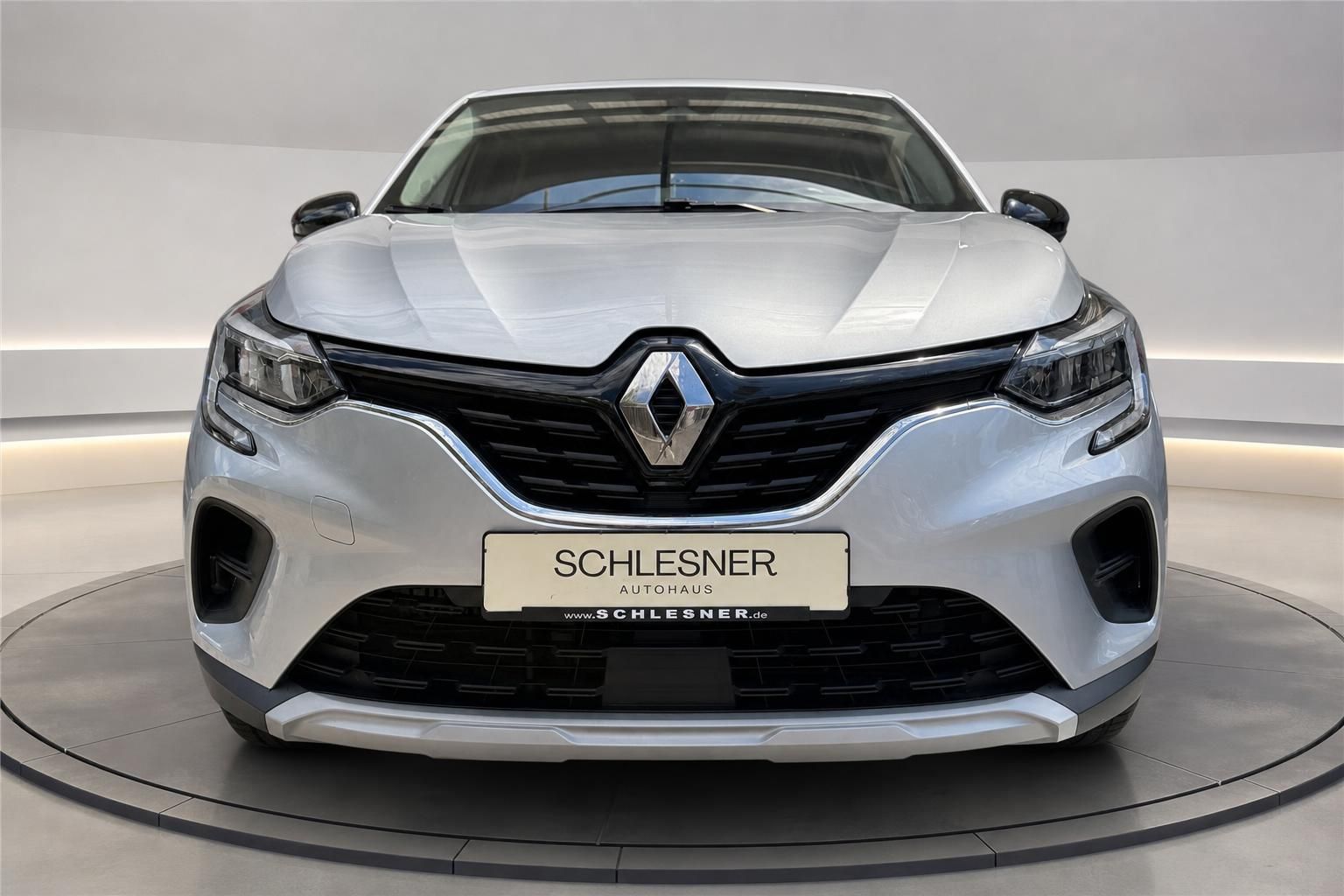 Renault Captur silber Frontansicht mit Kuehlergrill und Logo