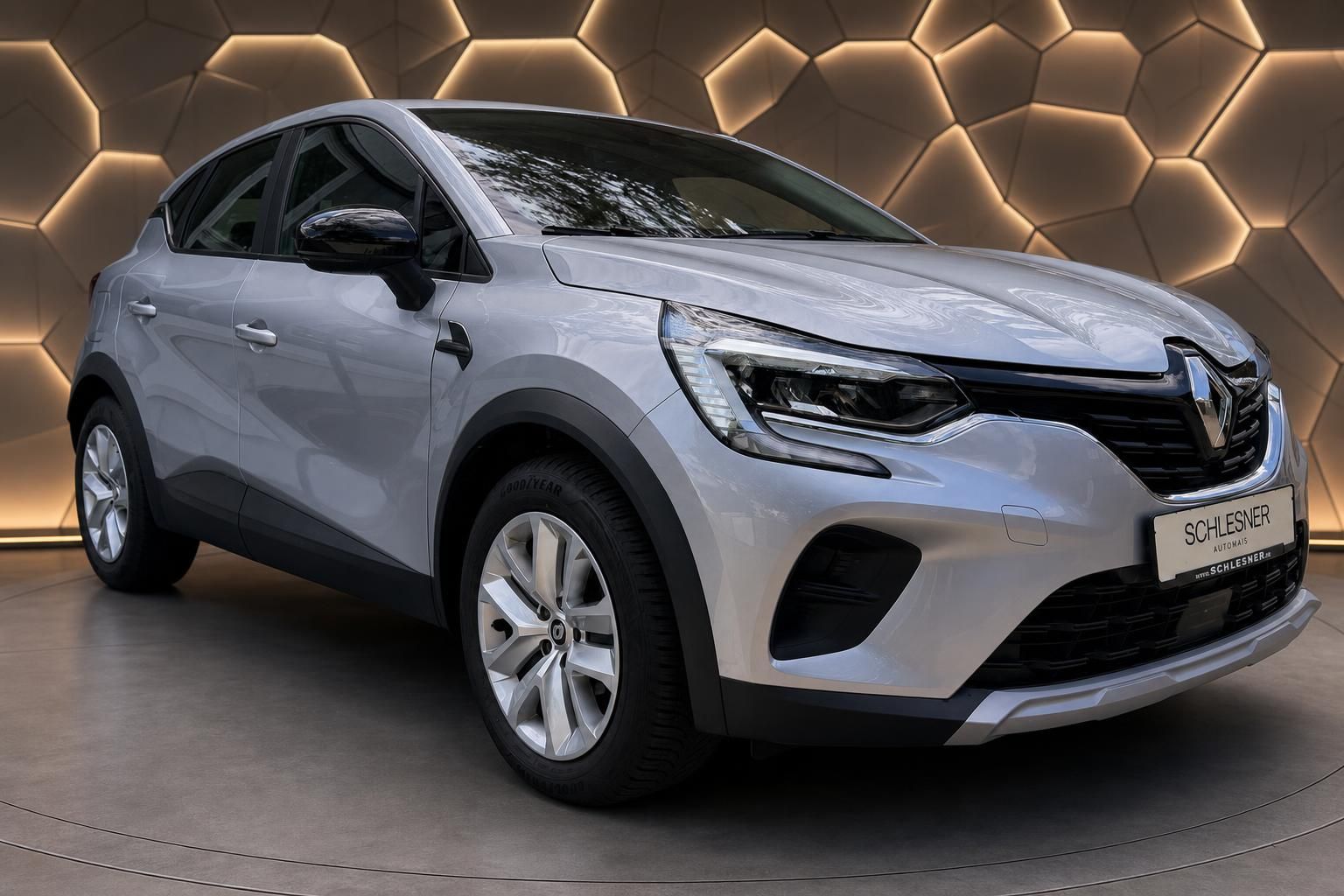 Renault Captur silber SUV Frontansicht im Autohaus Ausstellung