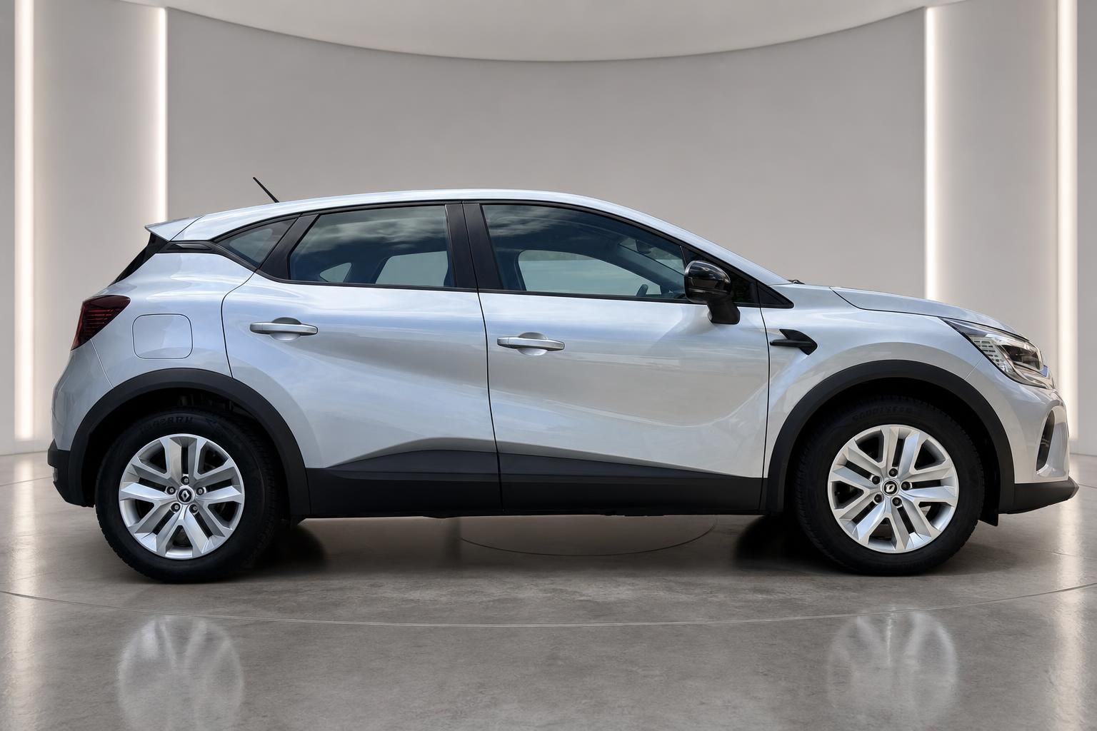 Renault Captur silber Seitenansicht komplettes Fahrzeug im Studio