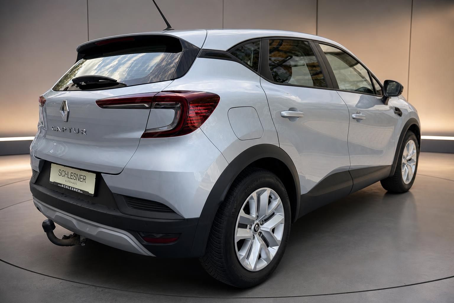 Renault Captur silber Heckansicht schräg im Autohaus Schlesner