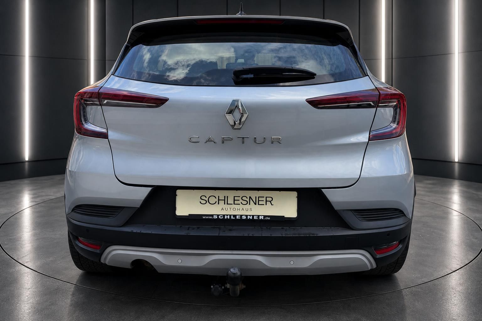 Renault Captur silber Heckansicht mit Anhängerkupplung frontal