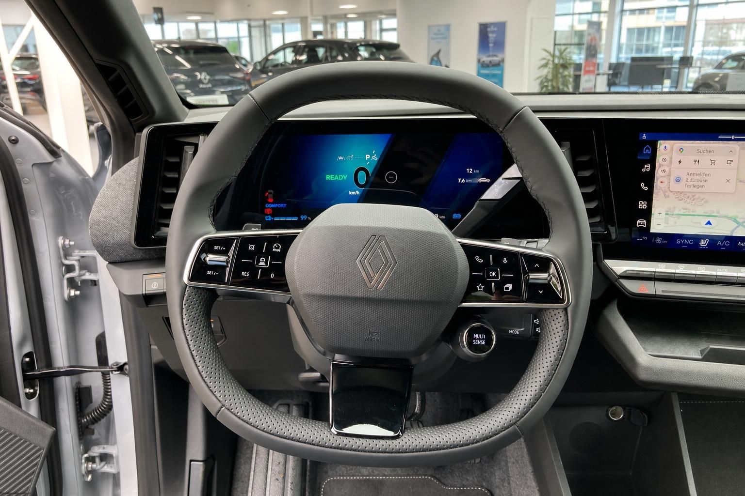 Renault Lenkrad mit Multifunktionstasten, digitales Cockpit und Google Maps Navigation im Display