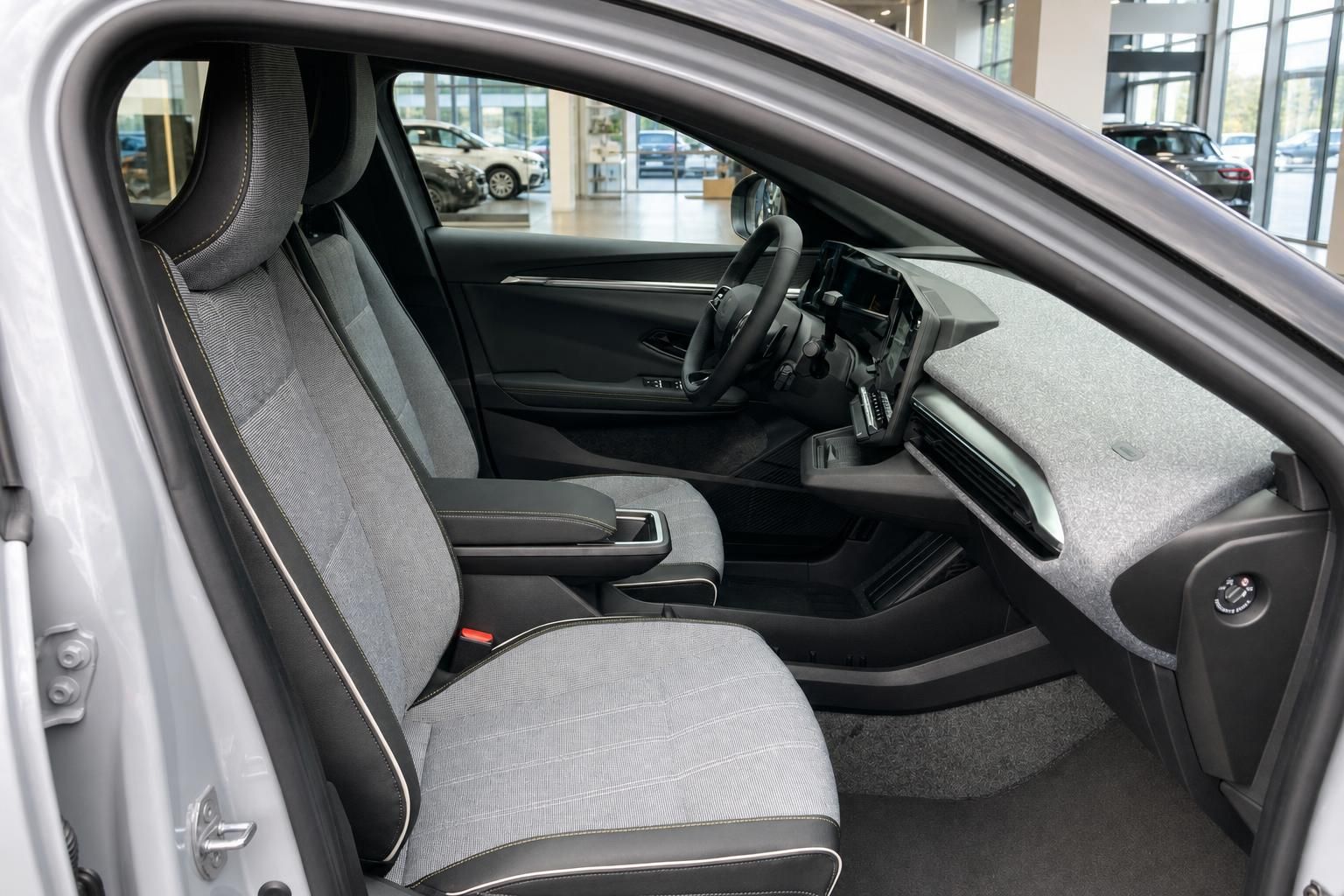 Renault Megane E-Tech Innenraum Vordersitze grau mit Blick auf Cockpit und Lenkrad