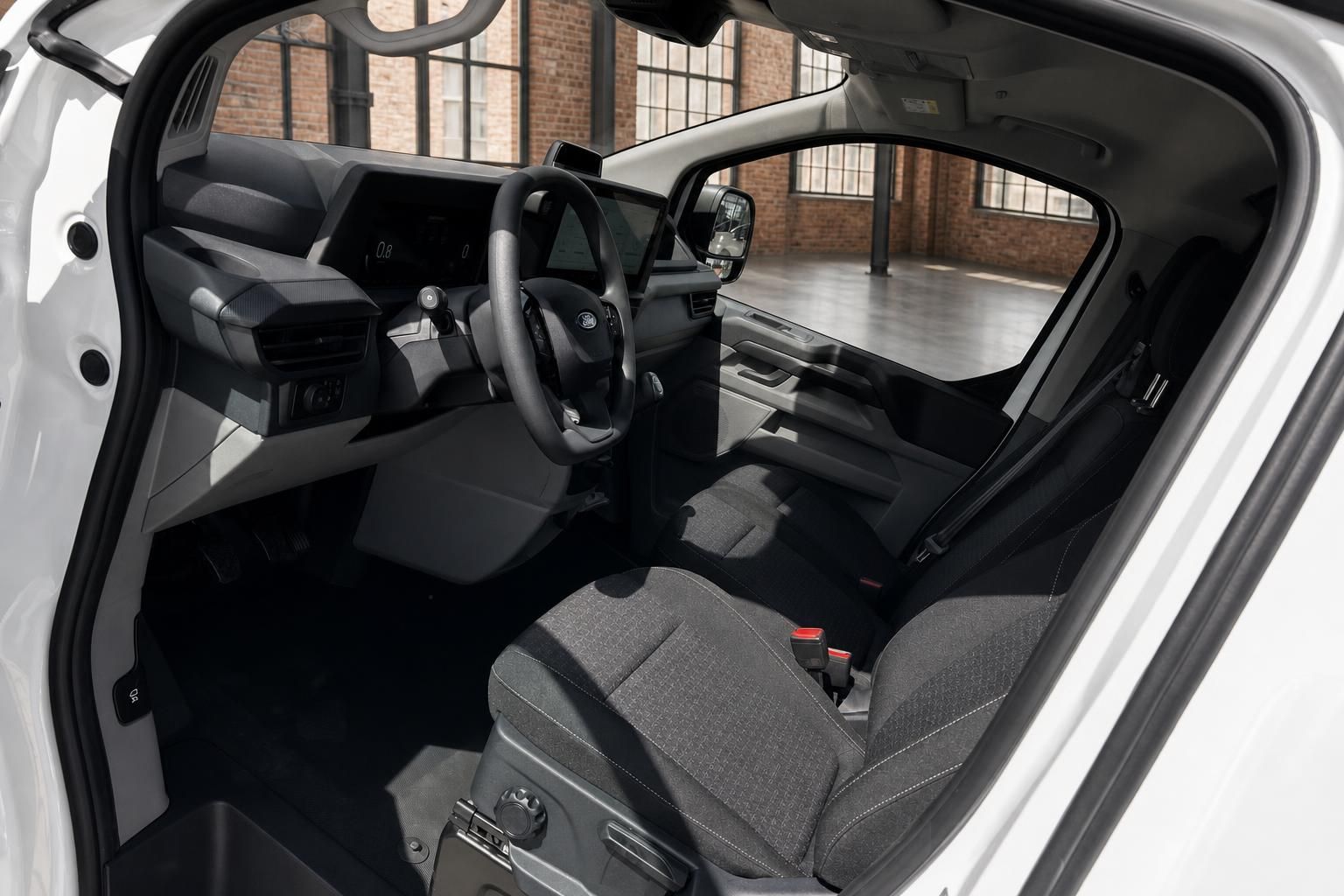 Ford Transit Custom Innenraum Fahrerseite mit Lenkrad Cockpit und Stoff-Sitzen