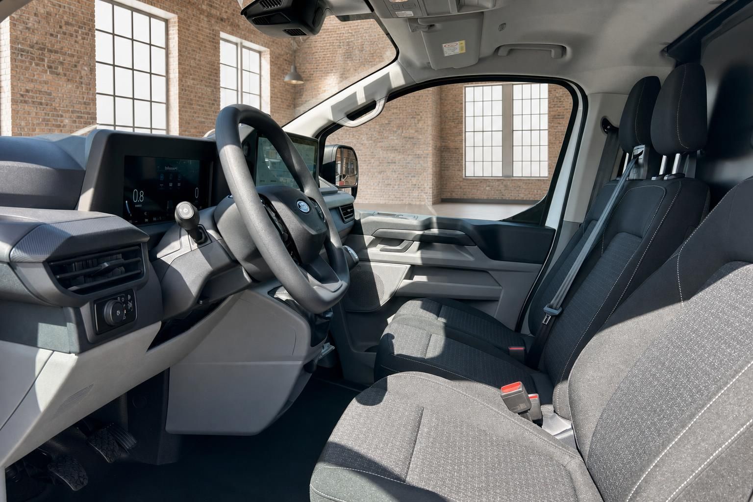 Ford Transit Innenraum Fahrerseite – Cockpit mit Lenkrad, Touchscreen und Vordersitzen