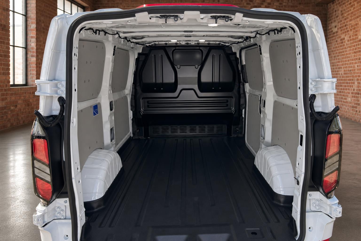Ford Transit Laderaum – geöffnete Hecktüren mit großem leerem Transportraum und Rückleuchten
