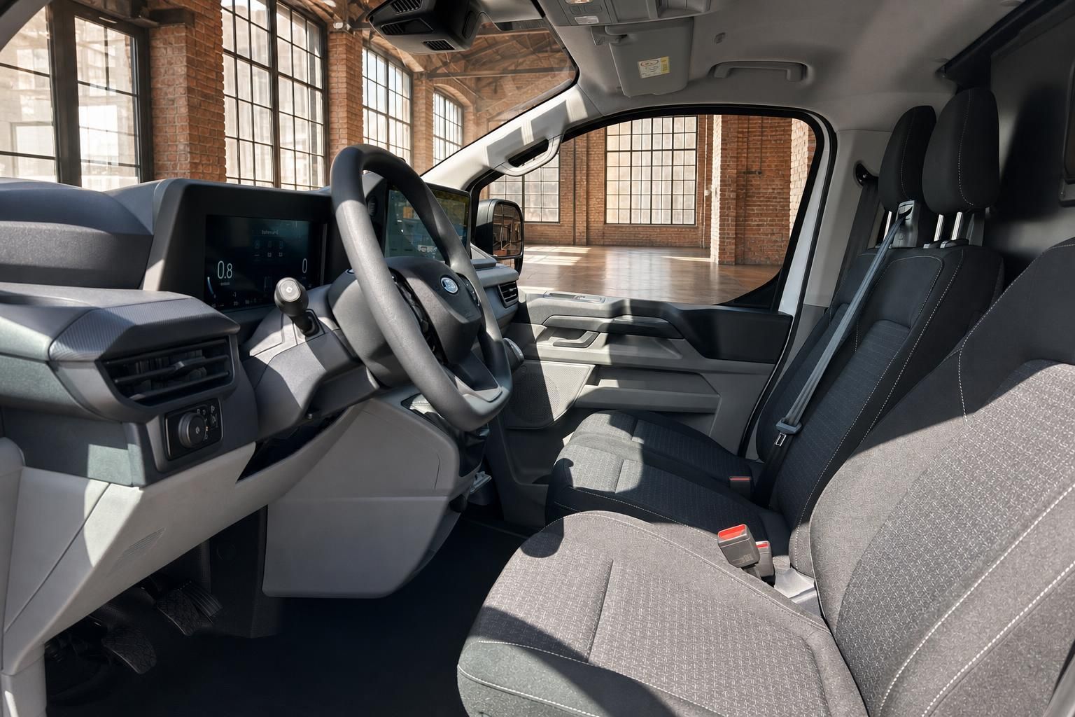 Ford Transit Innenraum Fahrerseite – Lenkrad, Armaturenbrett und Vordersitze in grauem Design