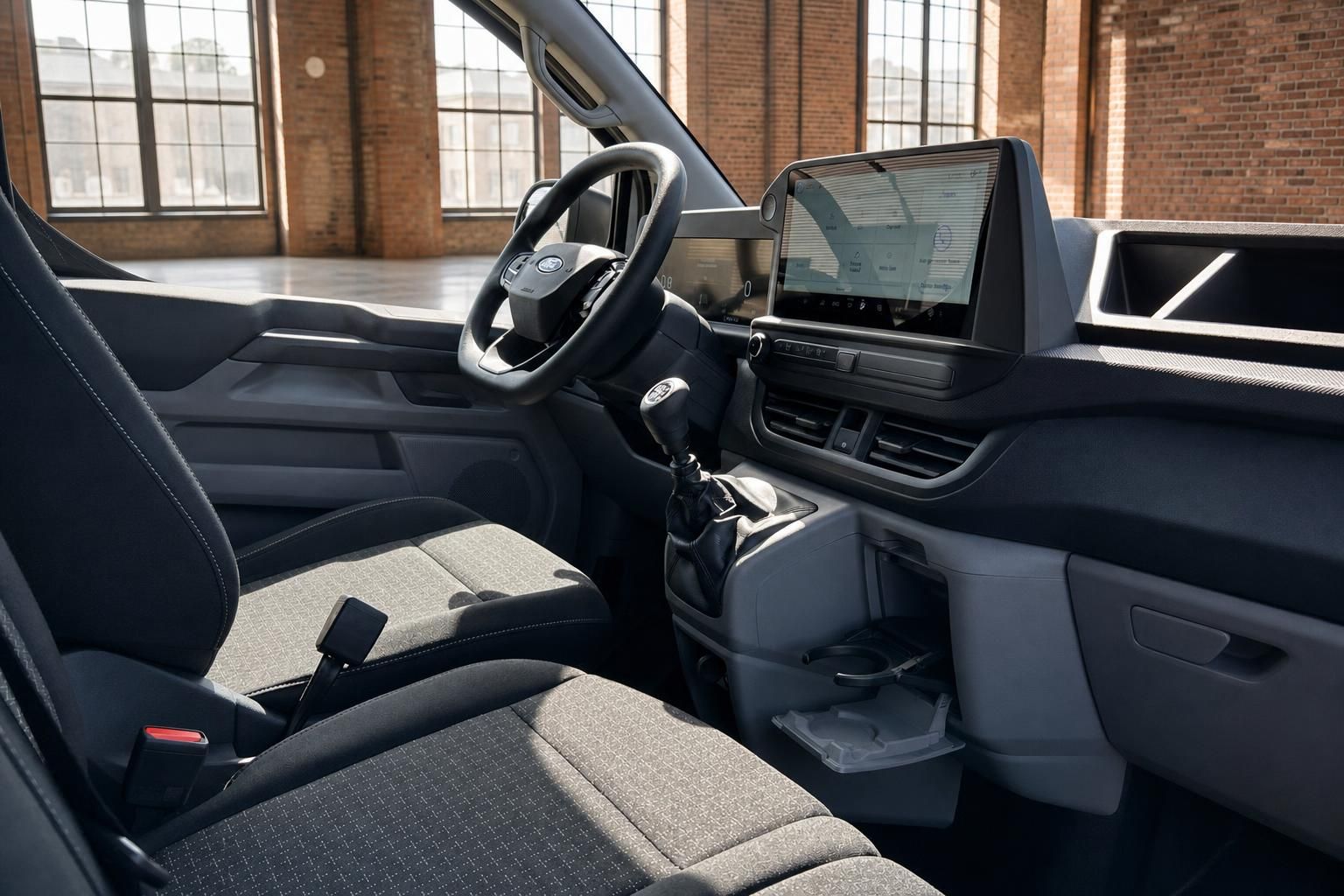 Ford Transit Cockpit – großer Touchscreen, Schaltknüppel und Vordersitze im modernen Innenraum