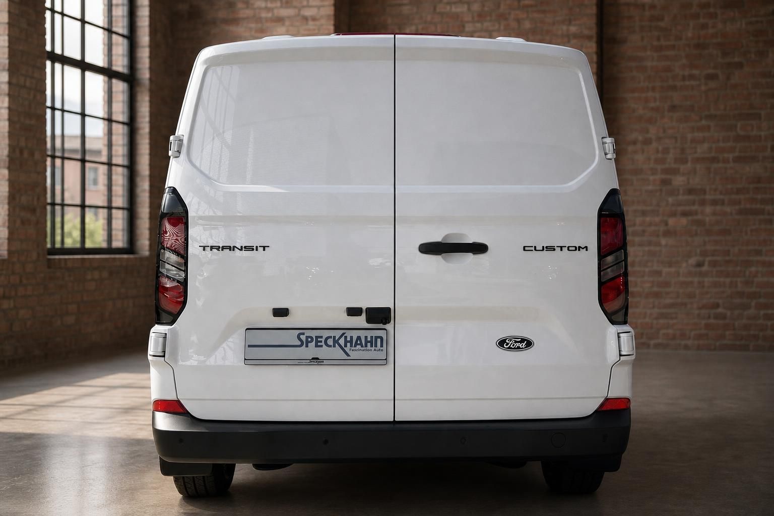 Ford Transit Custom weiss Heckansicht gerade Transporter Nutzfahrzeug Studio