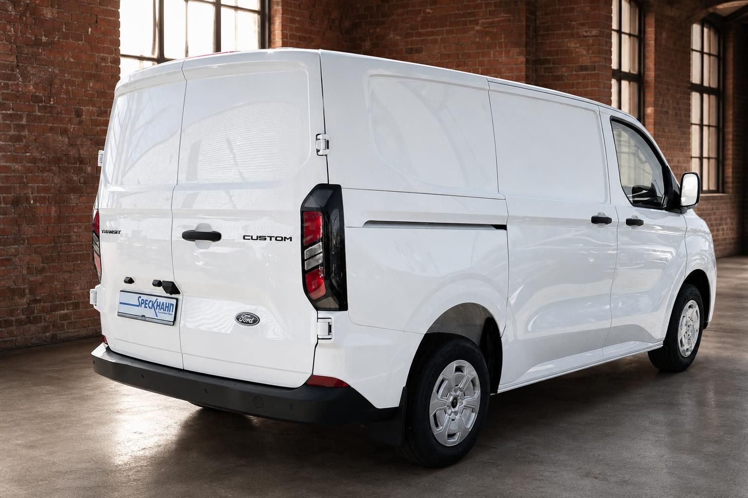 Ford Transit Custom weiss Heck Schraegansicht rechts Transporter Nutzfahrzeug Innenraum Studio