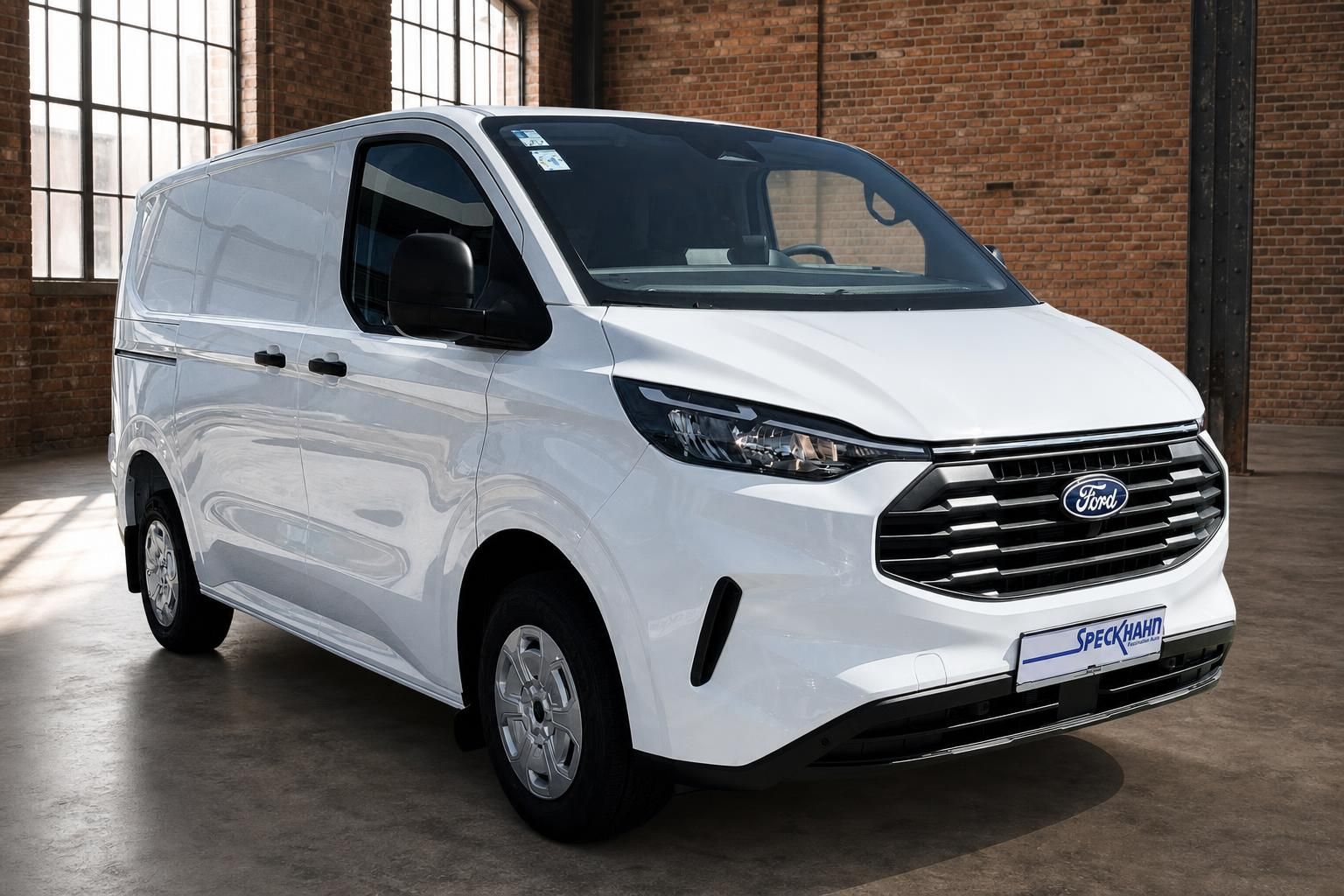 Ford Transit Custom weiss Frontansicht schraeg links Transporter Nutzfahrzeug Studio