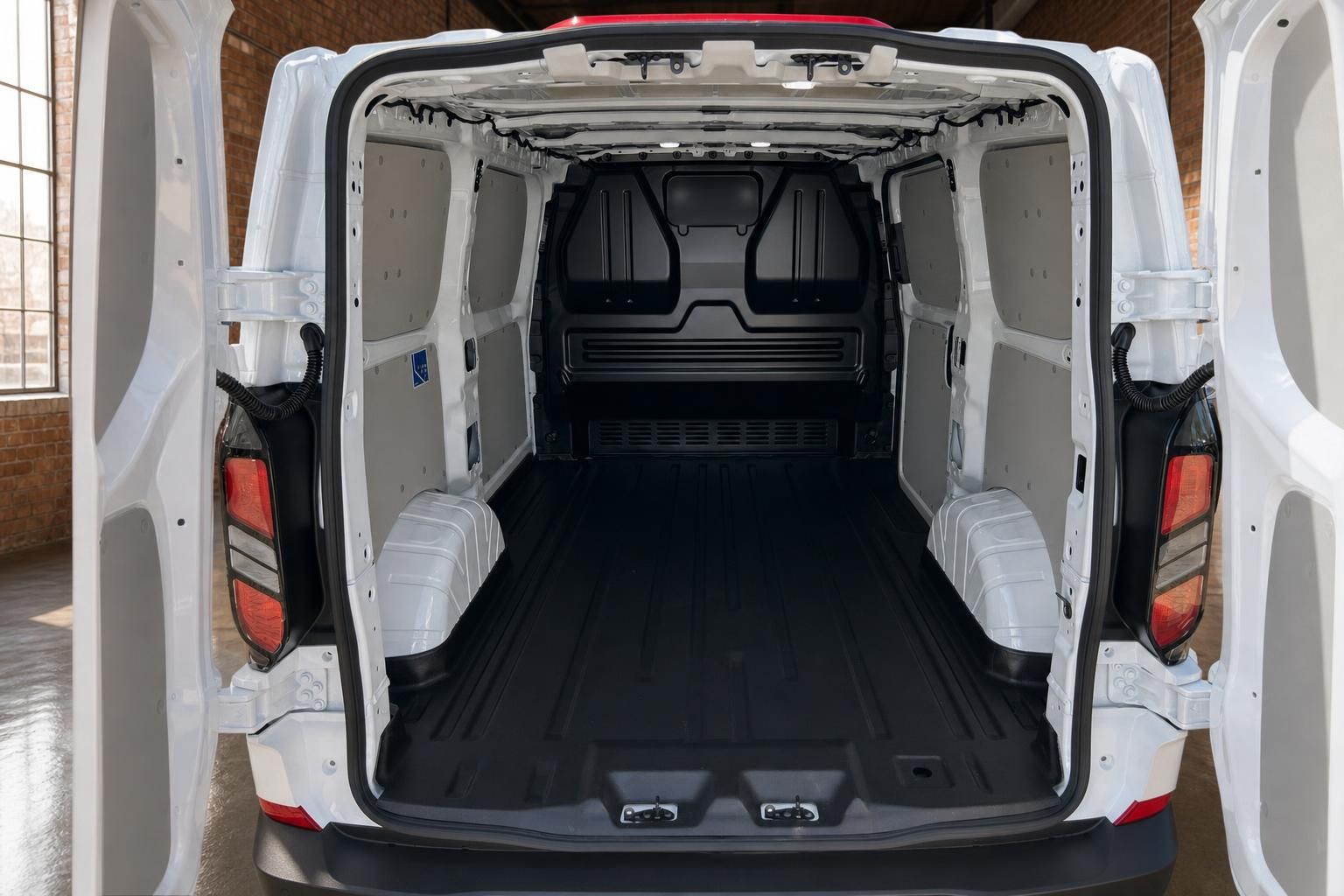 Ford Transit Custom Laderaum innen leer mit offenen Hecktüren und schwarzem Ladeboden