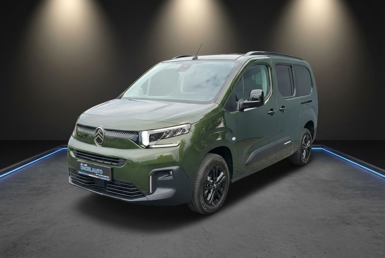 Citroën Berlingo in Dunkelgrün Frontansicht schräg – Kompaktvan mit schwarzen Felgen