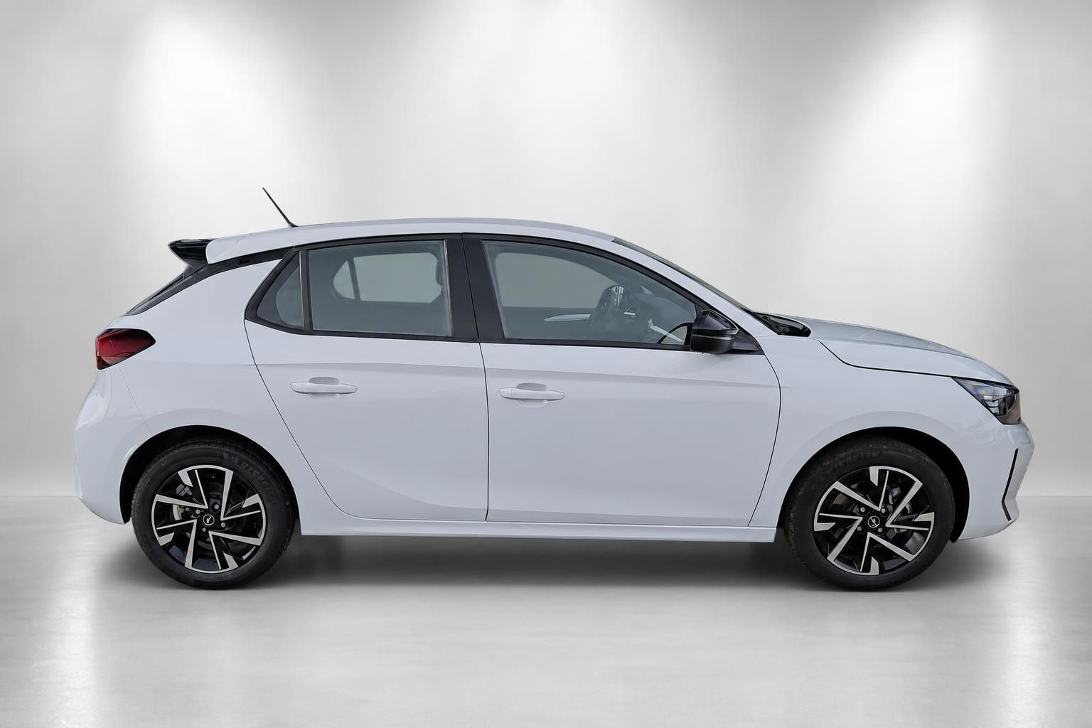 Opel Corsa weiß, Seitenansicht im Fotostudio