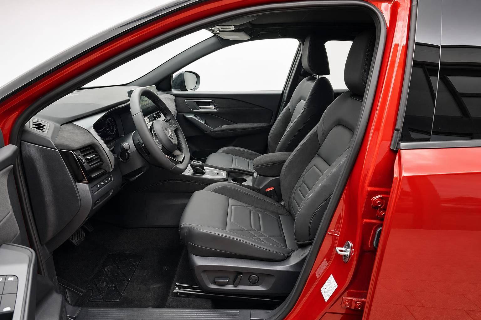 Nissan Qashqai Innenraum, Blick auf Fahrersitz und Cockpit