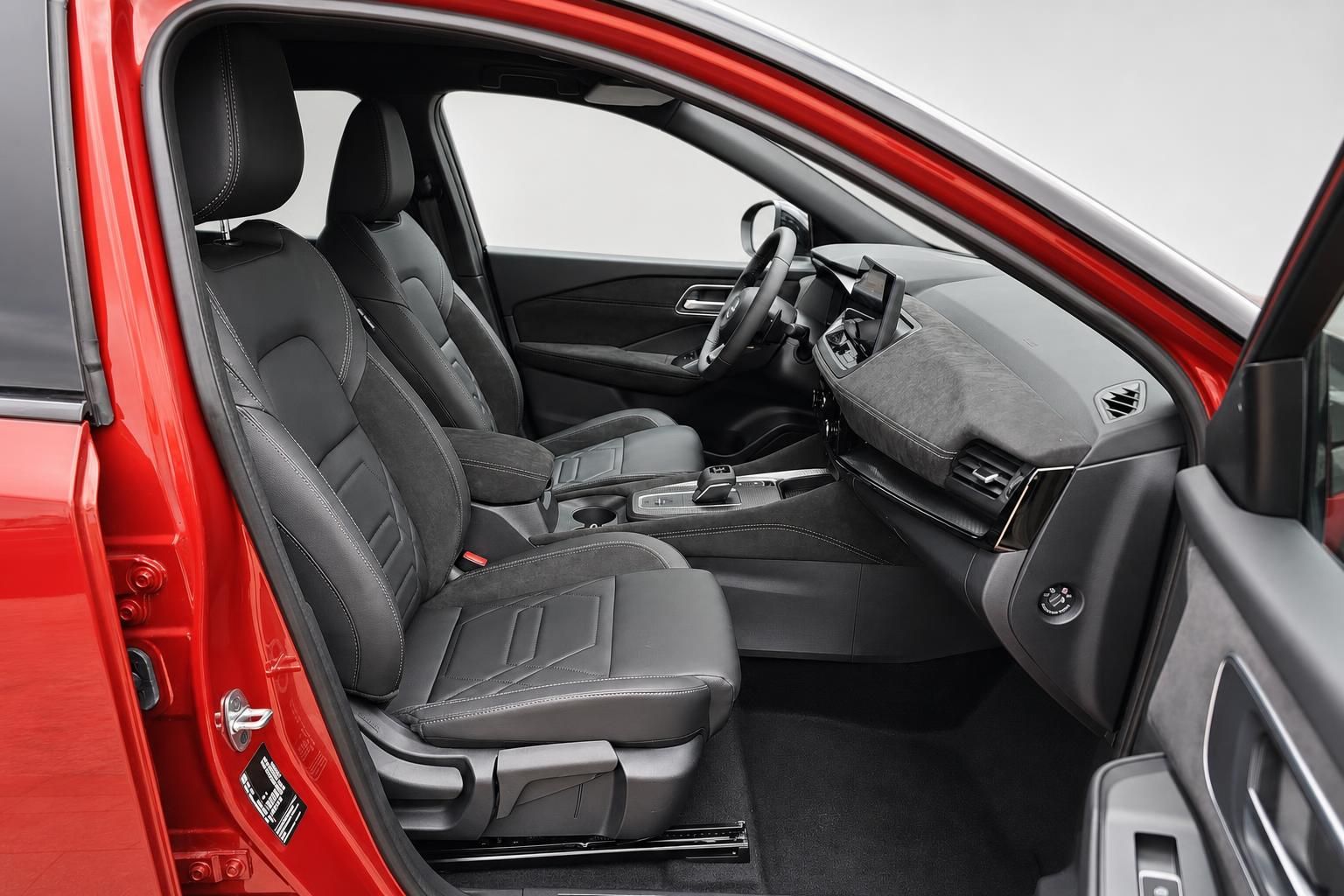 Nissan Qashqai Innenraum mit schwarzen Ledersitzen
