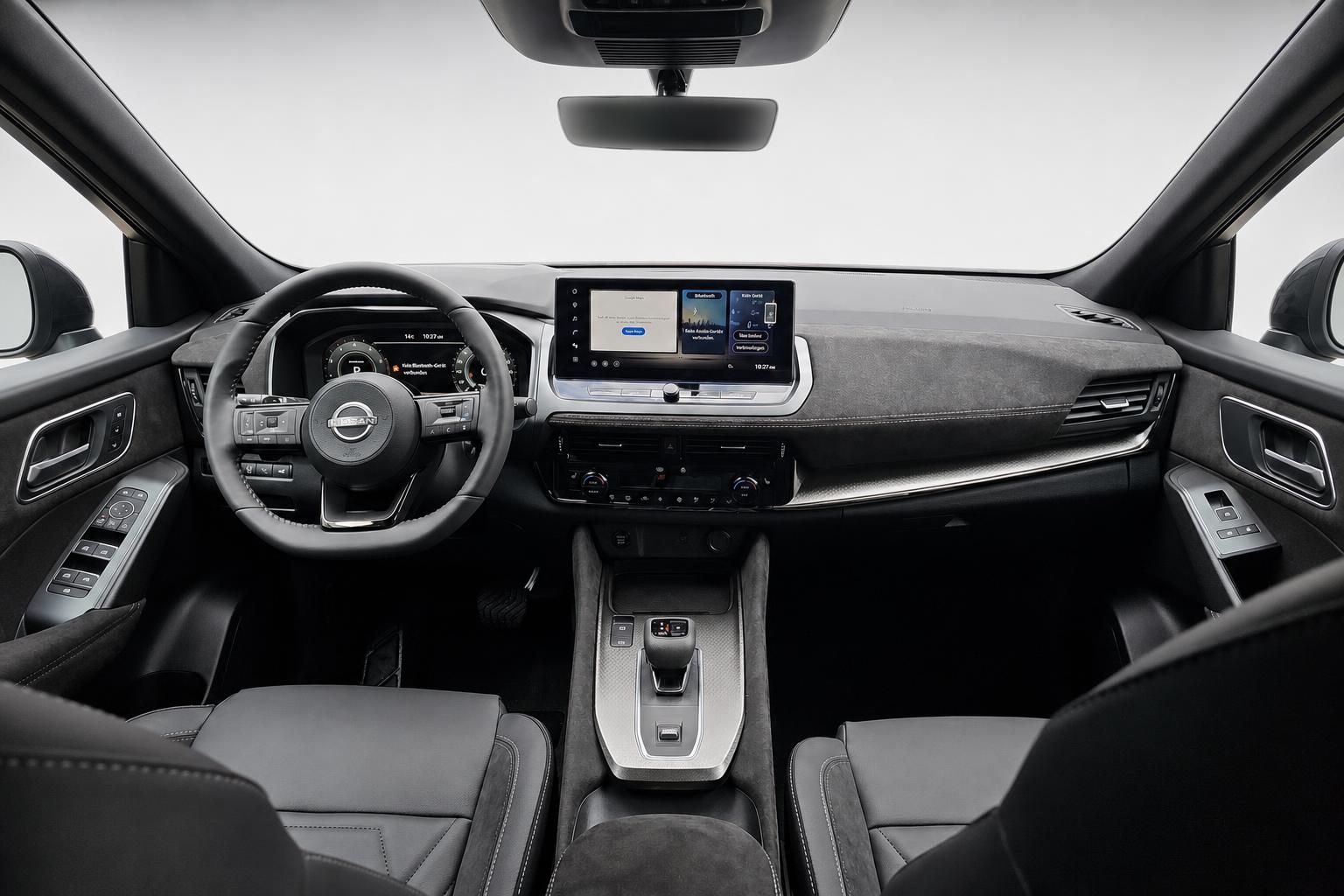 Cockpit und Armaturenbrett des Nissan mit Lenkrad und Touchscreen