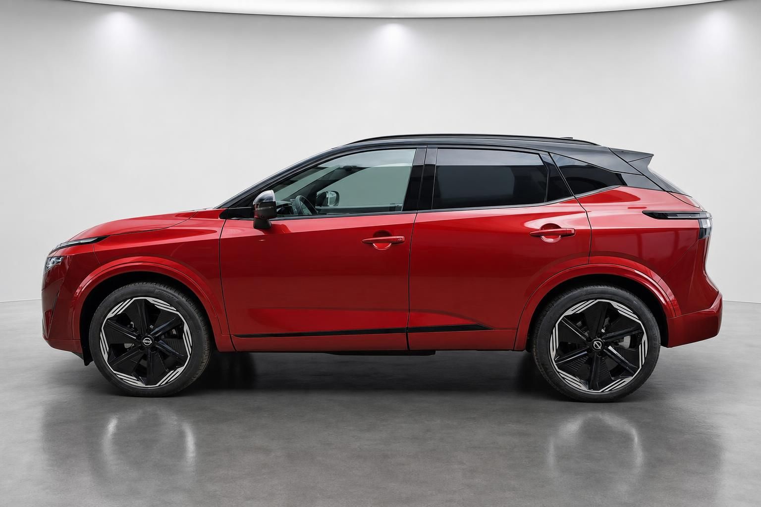 Roter Nissan Qashqai SUV Seitenansicht im Studio