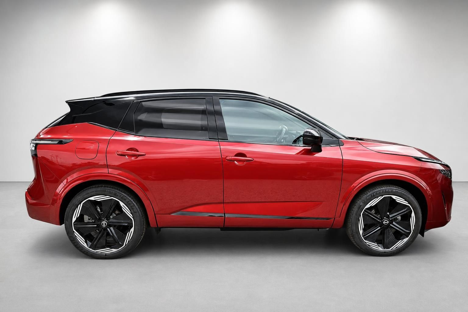 Nissan Qashqai rot, Seitenansicht im Studio