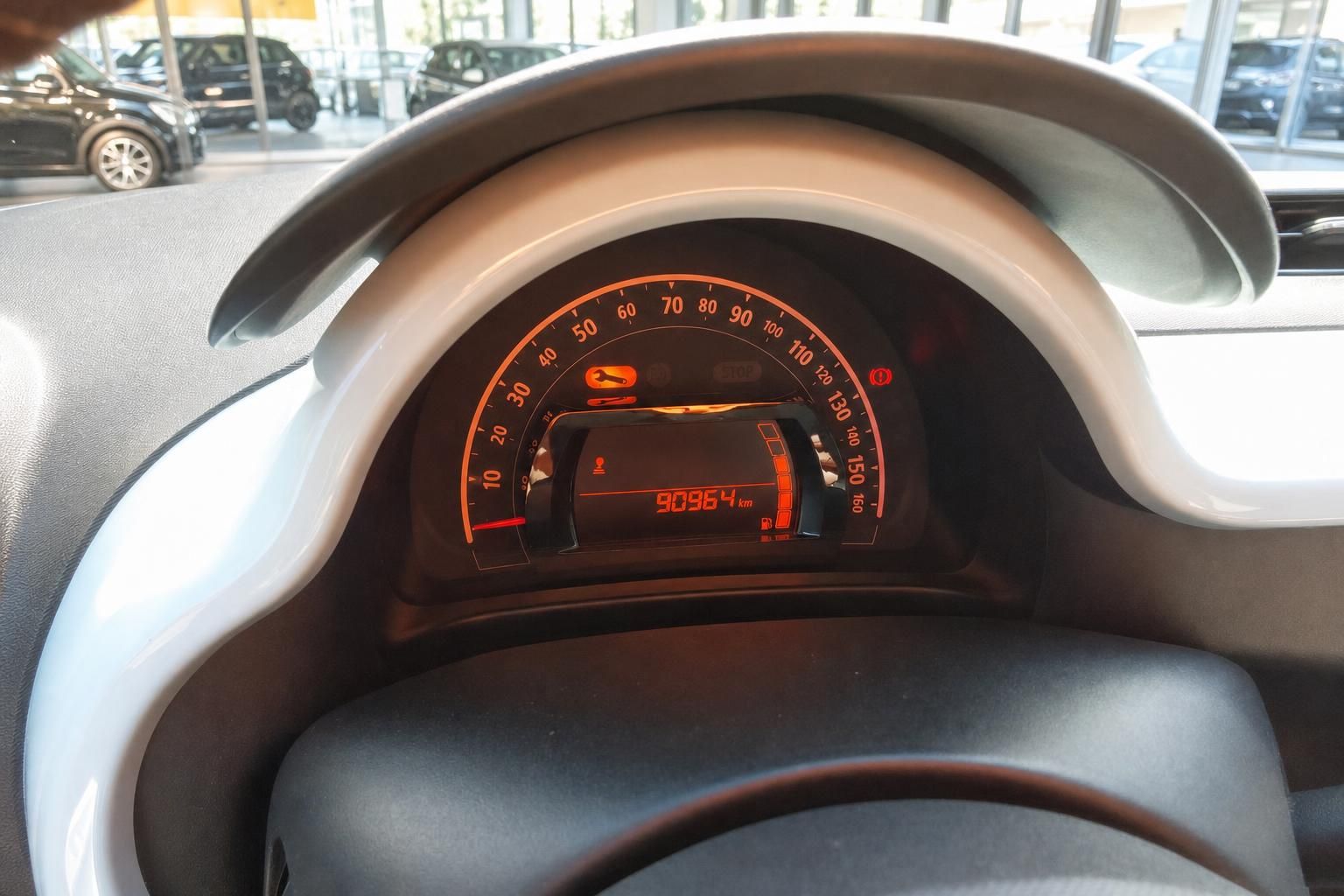 Renault Twingo Tacho mit 90964 km Kilometerstand – Instrumentenanzeige Innenraum