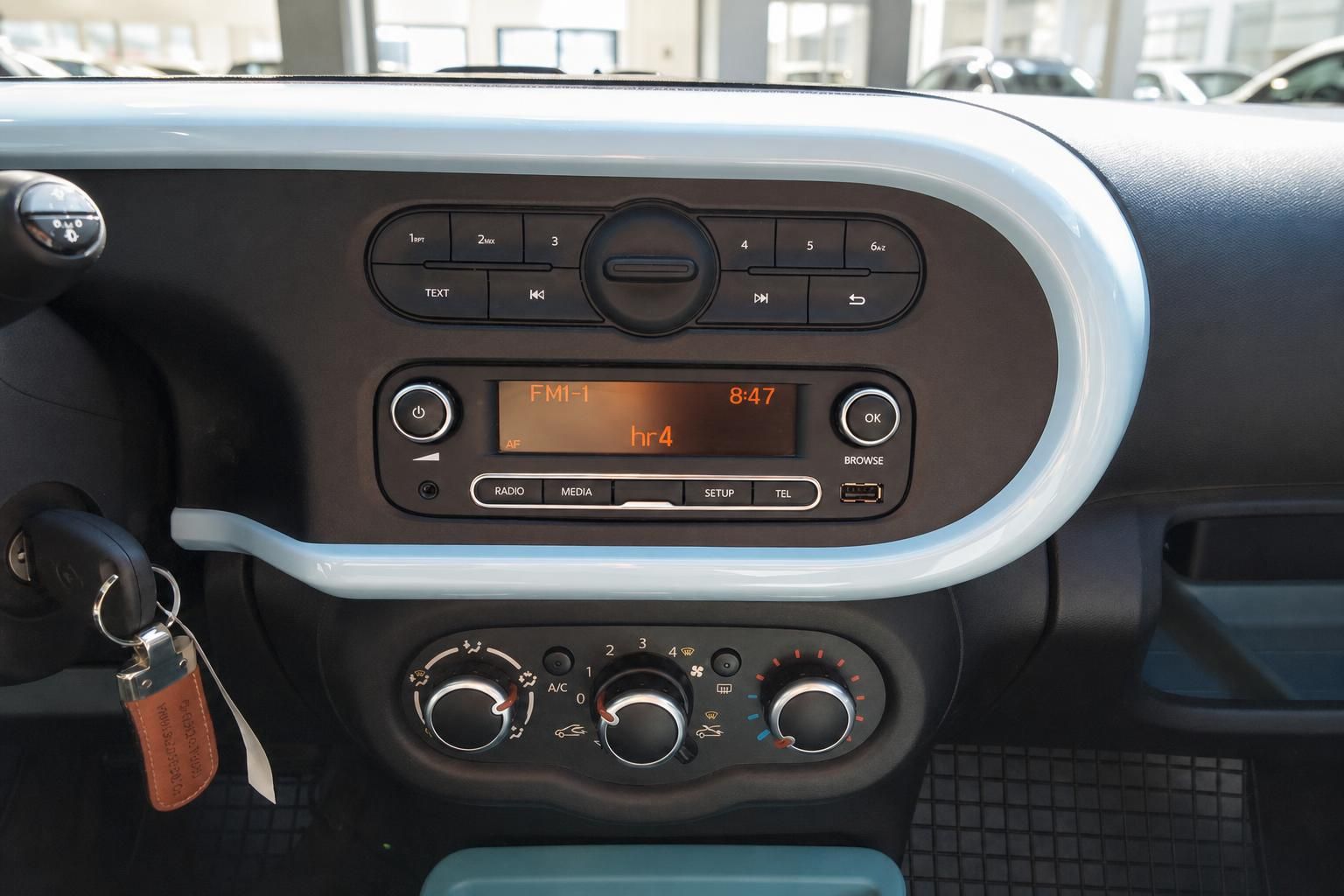 Renault Twingo Innenraum – Radio und Klimabedienung mit blauem Armaturenbrett-Dekor
