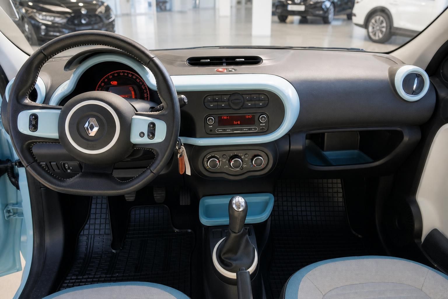 Renault Twingo Cockpit mit Lenkrad, Schaltgetriebe und zweifarbigem Interieur in Blau-Grau