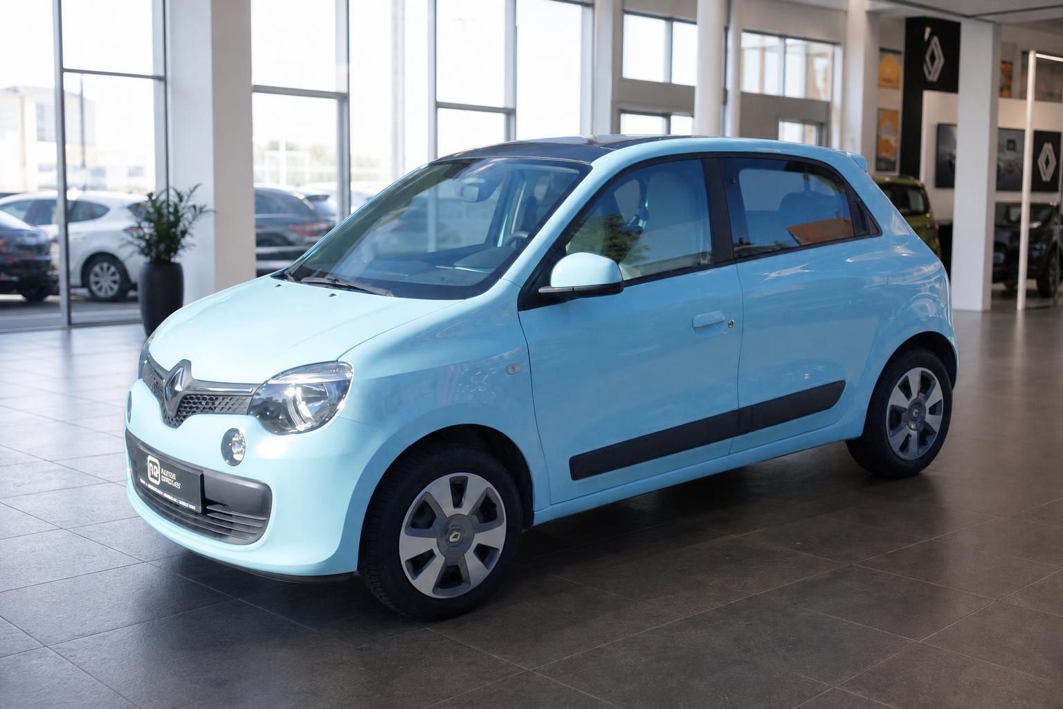 Renault Twingo hellblau Frontansicht schräg im Renault-Autohaus – Stadtwagen kaufen