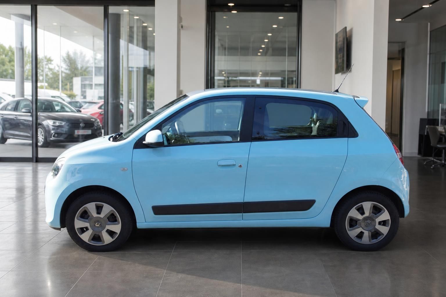 Renault Twingo hellblau Seitenansicht im Autohaus – gepflegter Kleinwagen
