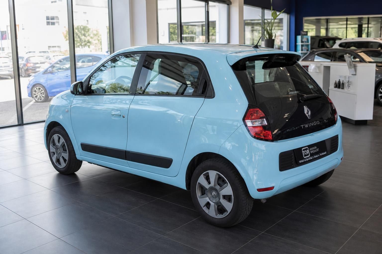 Renault Twingo hellblau Schrägheck Heckansicht im Autohaus – Kleinwagen in mint