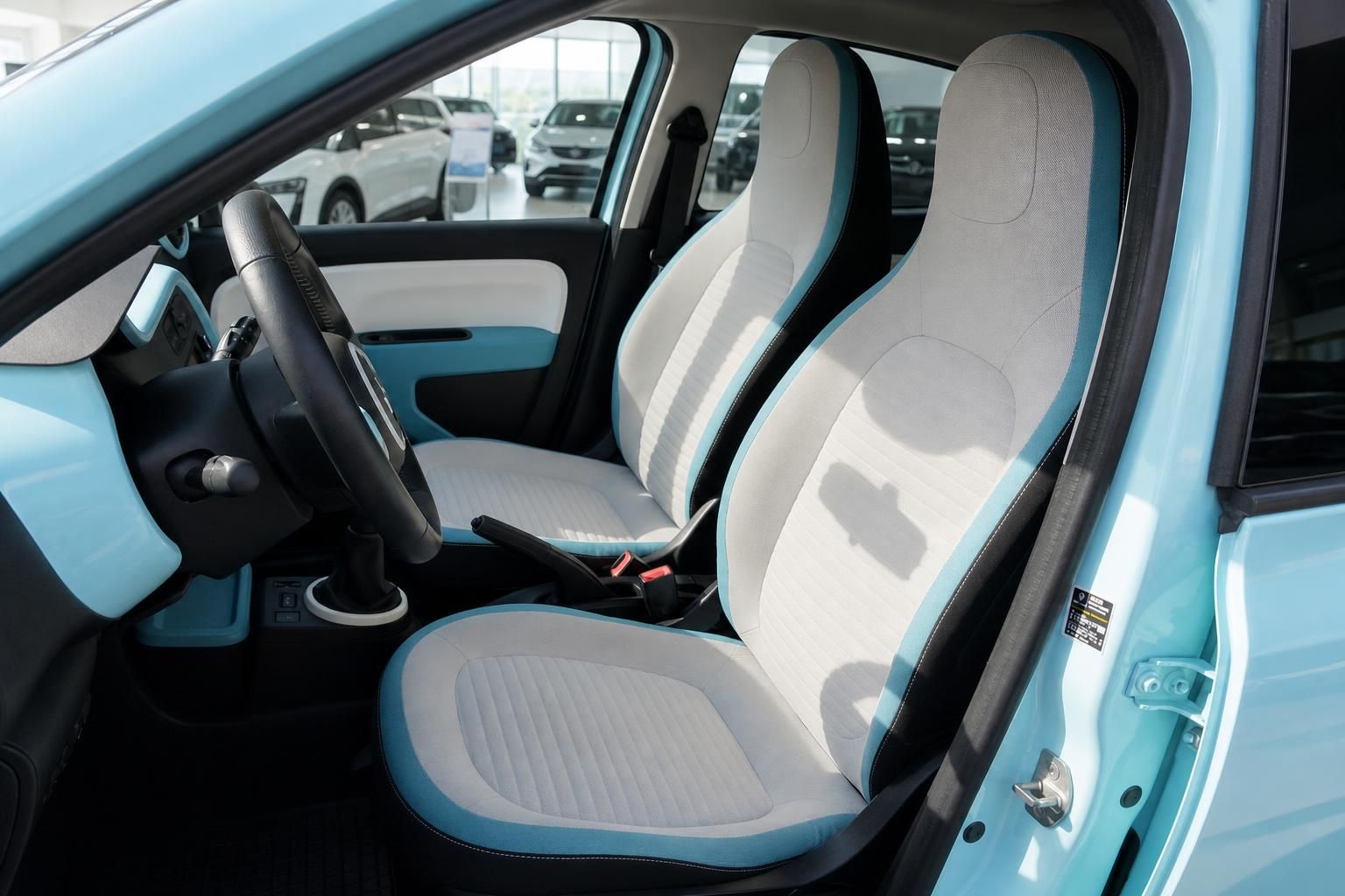 Renault Twingo Innenraum Vordersitze hellgrau türkis – Cockpit und Lenkrad