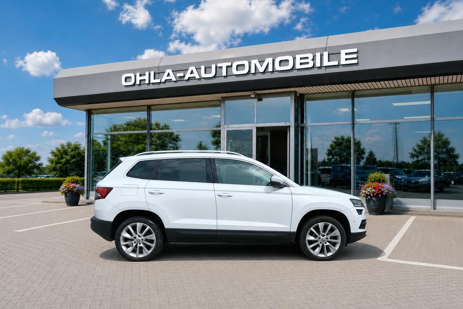 Weißer Skoda Karoq SUV Seitenansicht beim Autohändler