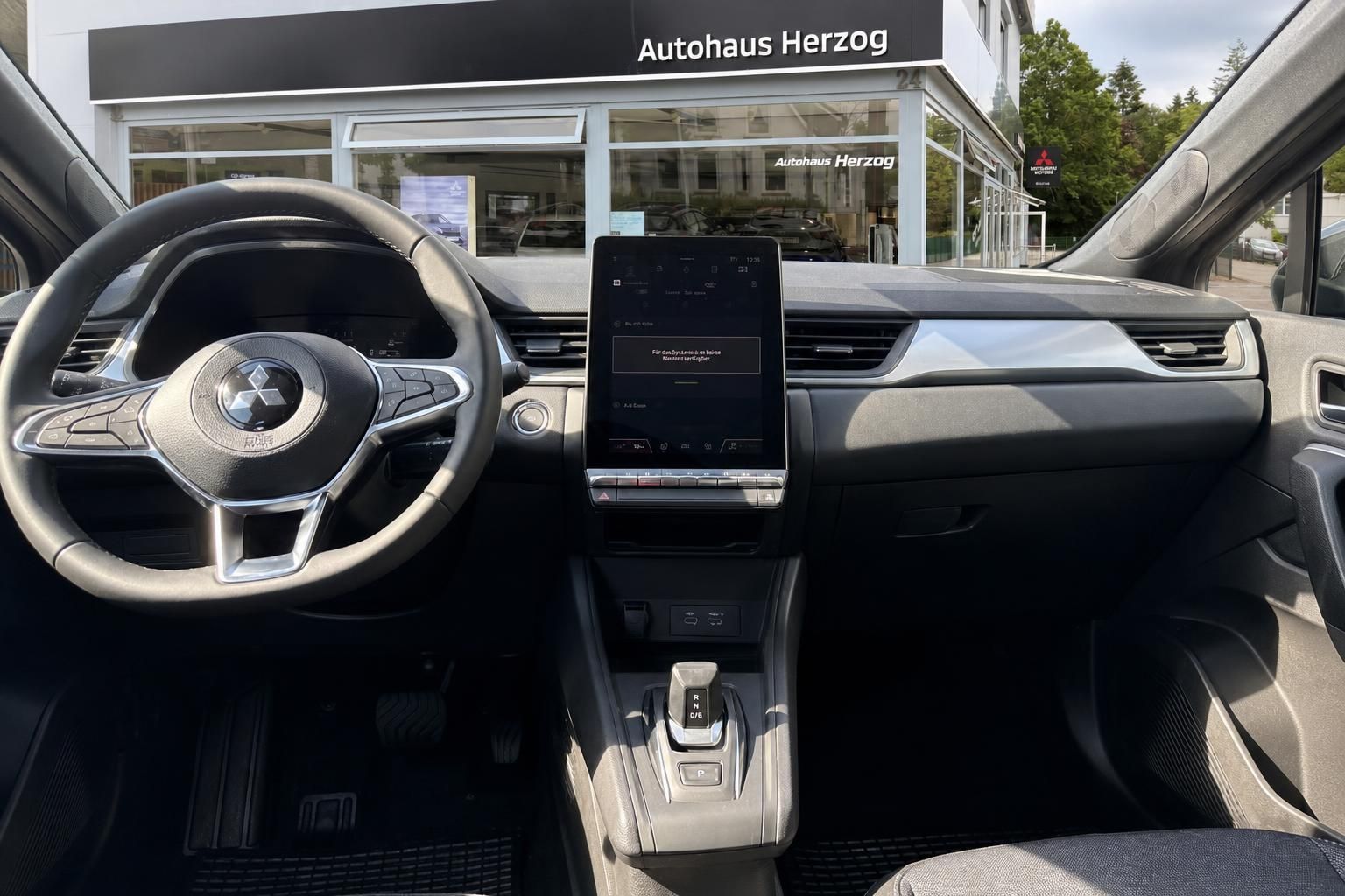 Mitsubishi ASX Cockpit mit Lenkrad und Touchscreen Display